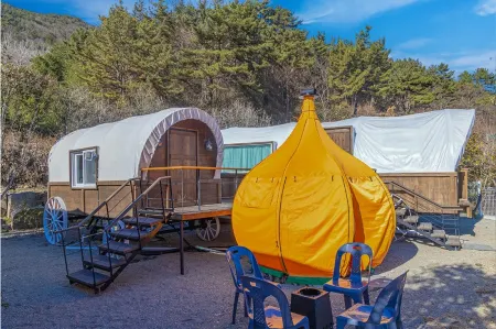Goseong Oksu Spa Camping Land Pension Отели рядом с достопримечательностью «Goseong Dinosaur World Expo»