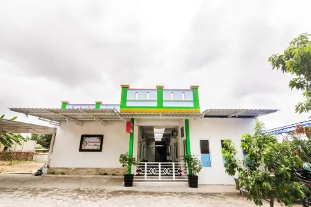 RedDoorz Syariah Near Tanjung Pinang City Center Отели рядом с достопримечательностью «Banyan Tree Temple»