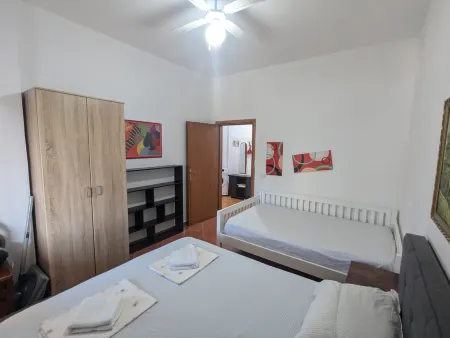 Friend & Family Apartment Himare Отели рядом с достопримечательностью «Qeparo Beach»