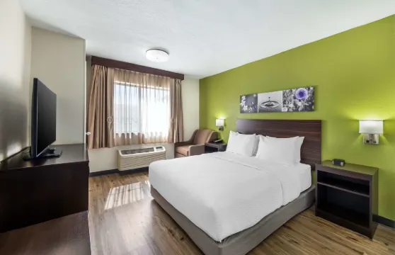 舒眠旅館及套房薩萊納I-135