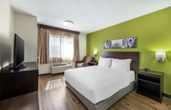 舒眠旅館及套房薩萊納I-135