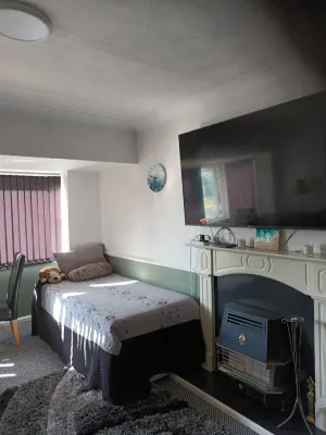 Apartment-Sleeps3-Parking-Garden-Internet