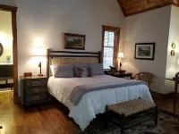 Escape to Your Cozy Cashiers Retreat, Just a Hop Away from Lake Glenville Hotels in Hamburg