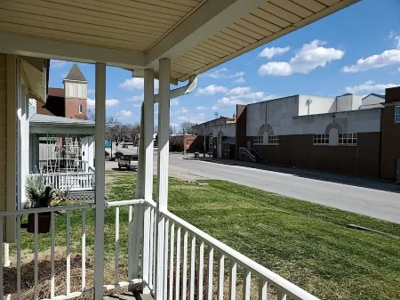 Downtown Retreat with large privacy fenced yard. Pet Friendly! Отели в г. Johnson County