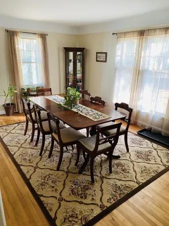 Grandma's Comfy Vintage Cottage w/ Fireplace ~ BBQ & Firepit Отели в г. Хеннепин