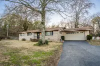 Stylish Farmhouse Near Oaklawn & Lakes, Centrally Located Hôtels à proximité de : Garvan Woodland Gardens