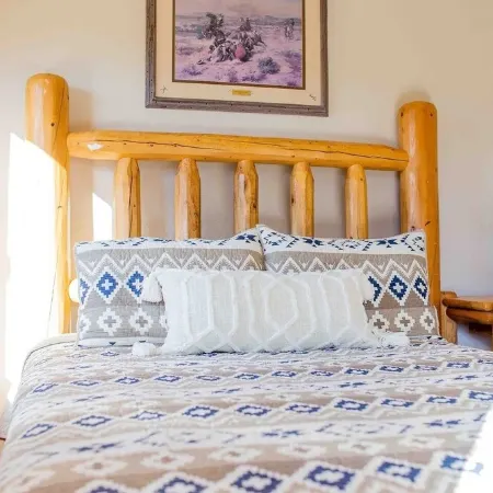 Secluded Cabin, Private Pond, Walk to Restaurants, 2 Separate Sleeping Units