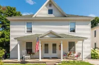 Downtown Petoskey location,  blocks from shopping and dining. Clean and Cozy!