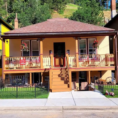 STAY AT THE JORDAN HOUSE IN THE  ❤️ OF DEADWOOD!  PERFECT FOR COUPLES!
