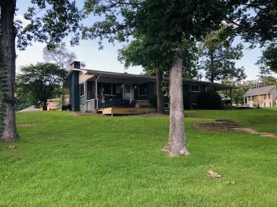 Lakefront cabin for the win! Hotels near Garvan Woodland Gardens
