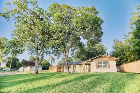 Amazing Lakeview Escape 2-bedroom bungalow in peaceful Lone Oak