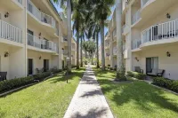 Palm Bay Club!!! Resort Living on Siesta Key!!!  Beach to Bay!!!