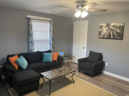 Cozy 2 - bedroom Little Blue House On The Hill in enjoyable Jefferson City