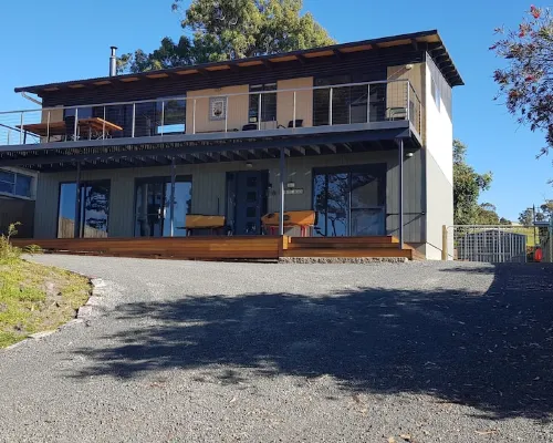 Roaring Beach Retreat - pet friendly, beachfront Hotels in Geeveston