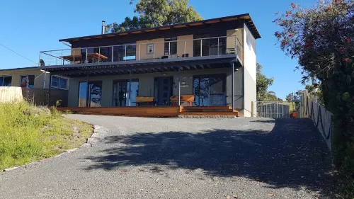 Roaring Beach Retreat - pet friendly, beachfront Hotels in Geeveston