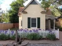Easy Walk to Shops, Restaurants and parks. Pet Friendly with fenced backyard.