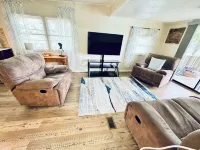 Quaint cottage on Lake Jordan in Titus, Alabama. Private Boat launch!!