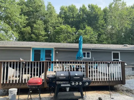 Beautiful Serenity on 1.26 acres 20 min from Downtown