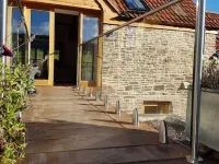 2 bed Barn, open living space , pet friendly, rural, with easy access from M4 Hotels in Usk
