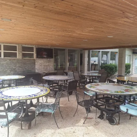 Popular large river home pool, pickelball, basketball, volleyball, nice area