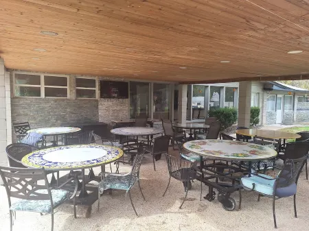 Popular large river home pool, pickelball, basketball, volleyball, nice area