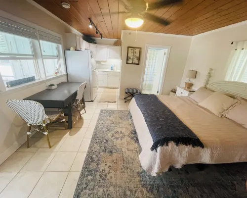 1BR beach getaway: pool, pier, sunset views. Full amenities. Near beach access. Hotels in Emerald Isle