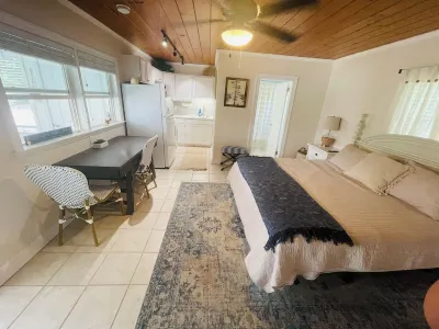 1BR beach getaway: pool, pier, sunset views. Full amenities. Near beach access.