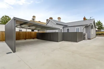 North Edge Cottage ~ Free Parking, City, Warm