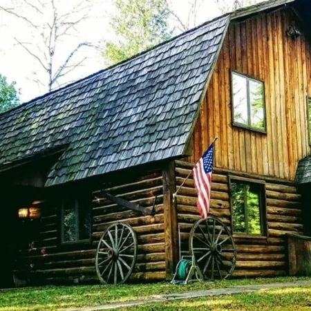 Rustic, cozy log home vacation retreat near Sister Bay.