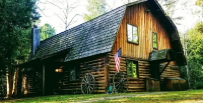 Rustic, cozy log home vacation retreat near Sister Bay.