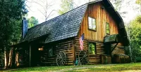 Rustic, cozy log home vacation retreat near Sister Bay. Hotels in Liberty Grove
