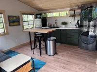 Bode's Bunkie – Tiny House with Mountain Views and Lake Access