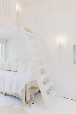 Beach chic guest cottage, in town, just renovated