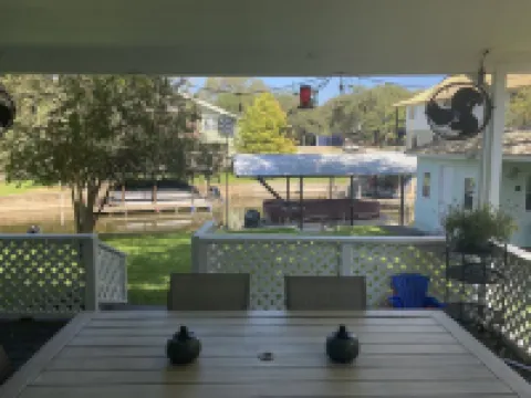 Waterfront 5/3 roomy home, constant level Lake LBJ, jet ski ramp & covered porch 金士蘭酒店