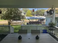 Waterfront 5/3 roomy home, constant level Lake LBJ, jet ski ramp & covered porch