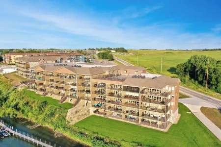 WaterfrontCondo!BridgesBay!AmazingViews!Pets!Pools!Fitness!Arcade!4kingbedrooms!