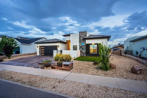 VILLA WITH MASTER SUITE CLOSE TO SHOPPING 4 BR 3BA