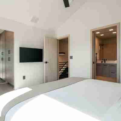 Luxury Stand Alone Condo, Minutes from Downtown Bozeman, Garage & Outdoor Patio Rooms