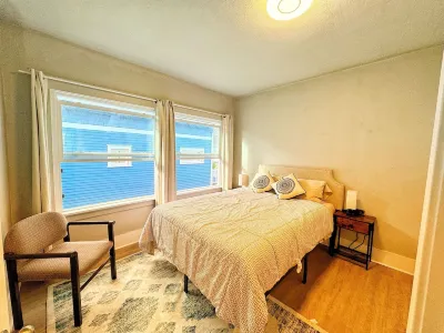 Expandable 3-6Br Plus 3-4 BA, Sleeps up to 14, Central & Comfy! Hotels near University of Puget Sound