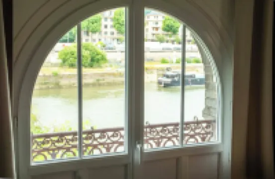 Apt with garden and parking on the banks of the Seine in front of the cathedral