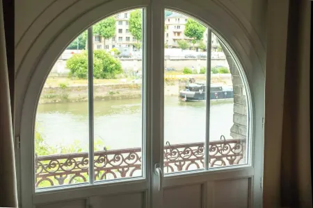 Apt with garden and parking on the banks of the Seine in front of the cathedral