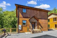 Cozy and luxurious, conveniently located between Pigeon Forge and Gatlinburg!