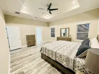 Brand new custom home,  with 3 en-suite bedrooms, located in prime Kemah spot! Hotels near Nana's Attic