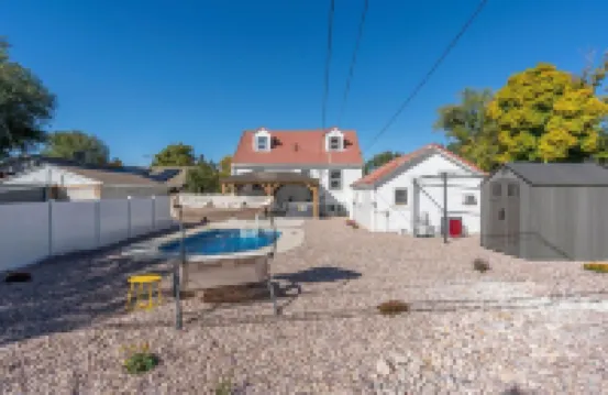 Art Deco Oasis: Pool, Hot Tub, 5 BDR, 3 BTH, 2 King Beds, Arcade, BBQ,  4 TV's