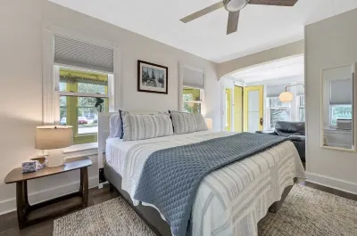 Beautifully renovated 2 Bedroom, 1st Floor apt -Greenport Village, Walk to town!
