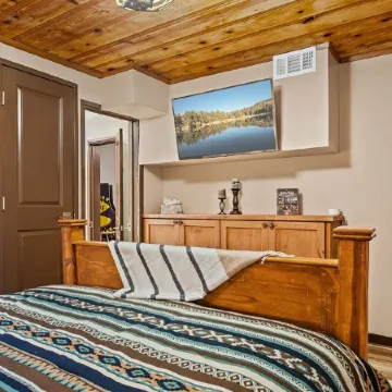 Cozy Mountain Retreat with 3 decks, huge living room, walking distance of shops