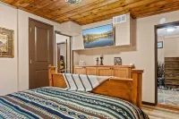 Cozy Mountain Retreat with 3 decks, huge living room, walking distance of shops