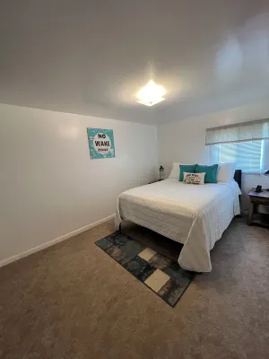 Cozy little house, great location, walking distance to stores and restaurants.