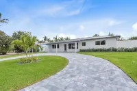 Minutes from the beach! Paradise Oasis full of entertainment! Pool Table!