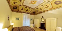 Historic house with garden in front of the Grotta Giusti Thermal pool near Lucca